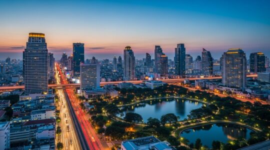 Vue panoramique de Bangkok au crépuscule mélangeant détails urbains chaotiques et zones calmes éclairées.