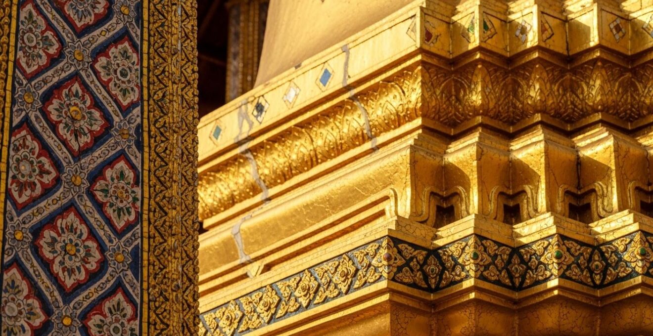 Gros plan sur les détails architecturaux d'un stupa dans un temple de Bangkok.