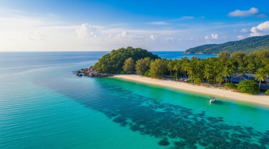 Vue panoramique réaliste d'une île thaïlandaise avec plage de sable blanc, cocotiers et mer turquoise éclatante.