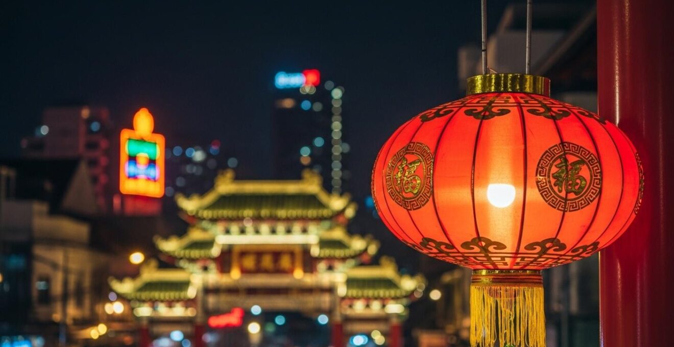 Le quartier chinois de Bangkok animé la nuit.